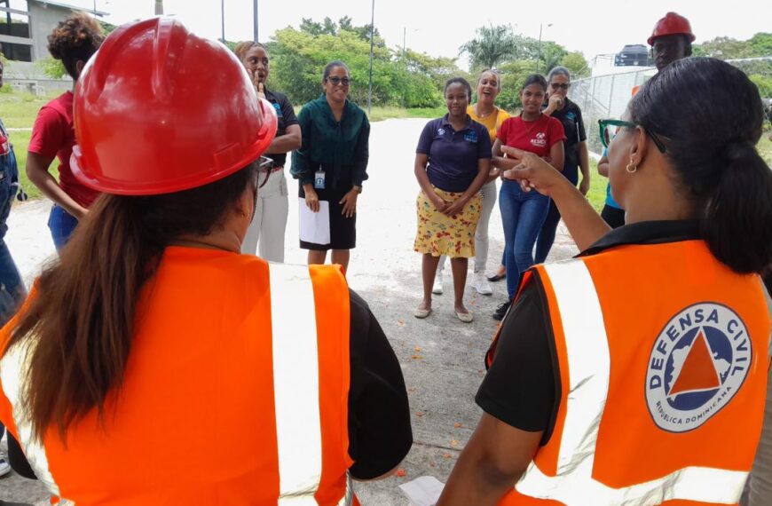 Colaboradores de RESIDE participan en un exitoso simulacro de incendio bajo la guía de la Defensa Civil