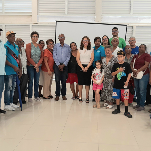 Comunidad de La Nueva Barquita junto a Francis Báez, Directora del Centro RESIDE